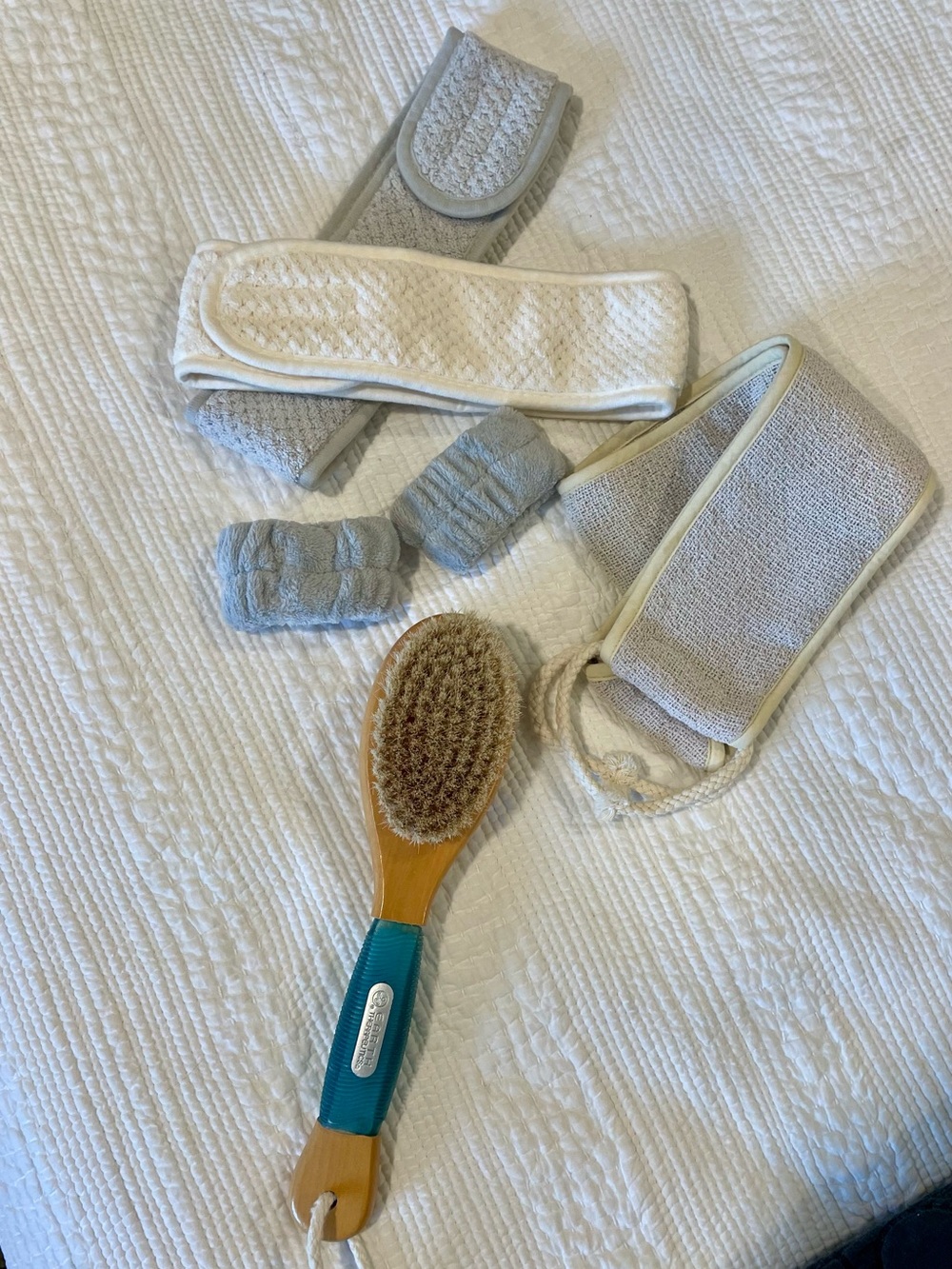 Bath Brush and Exfoliating Set in White and Light Gray